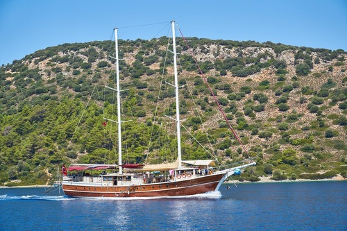Traditional-Gulet-sailing